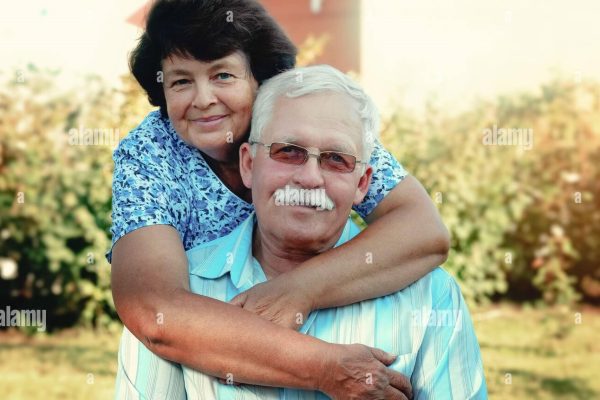 un-cople-affectueux-et-mur-se-hale-un-jour-d-ete-dans-le-park-senior-couple-sont-assis-a-l-exterieur-une-femme-agee-embrasse-un-vieux-homme-2dh6hnf